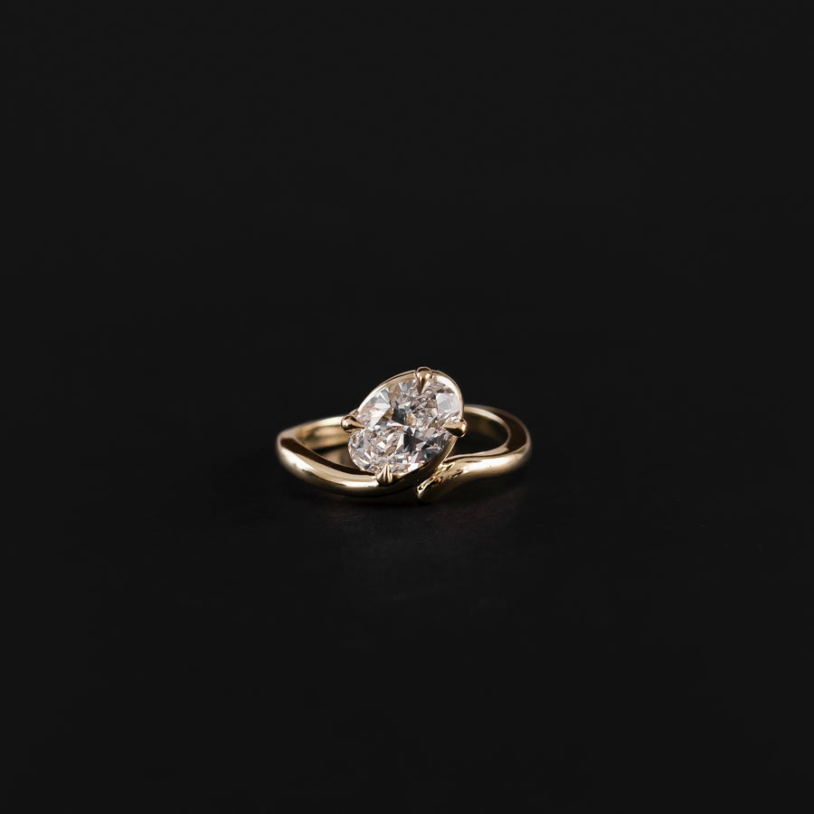 The Thérèse Ring - Floating Oval Solitaire with Twisted Band