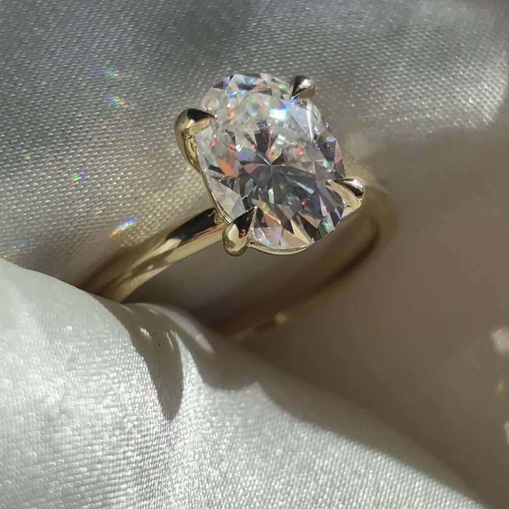 The Luise Ring® - 2.5ct Moissanite Oval Solitaire